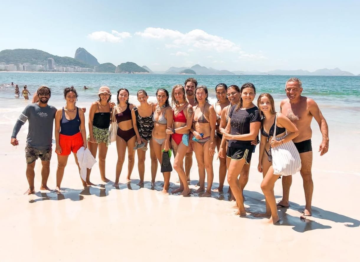 Aluno do Cardume do Marcinho sorrindo após o treino em Copacabana