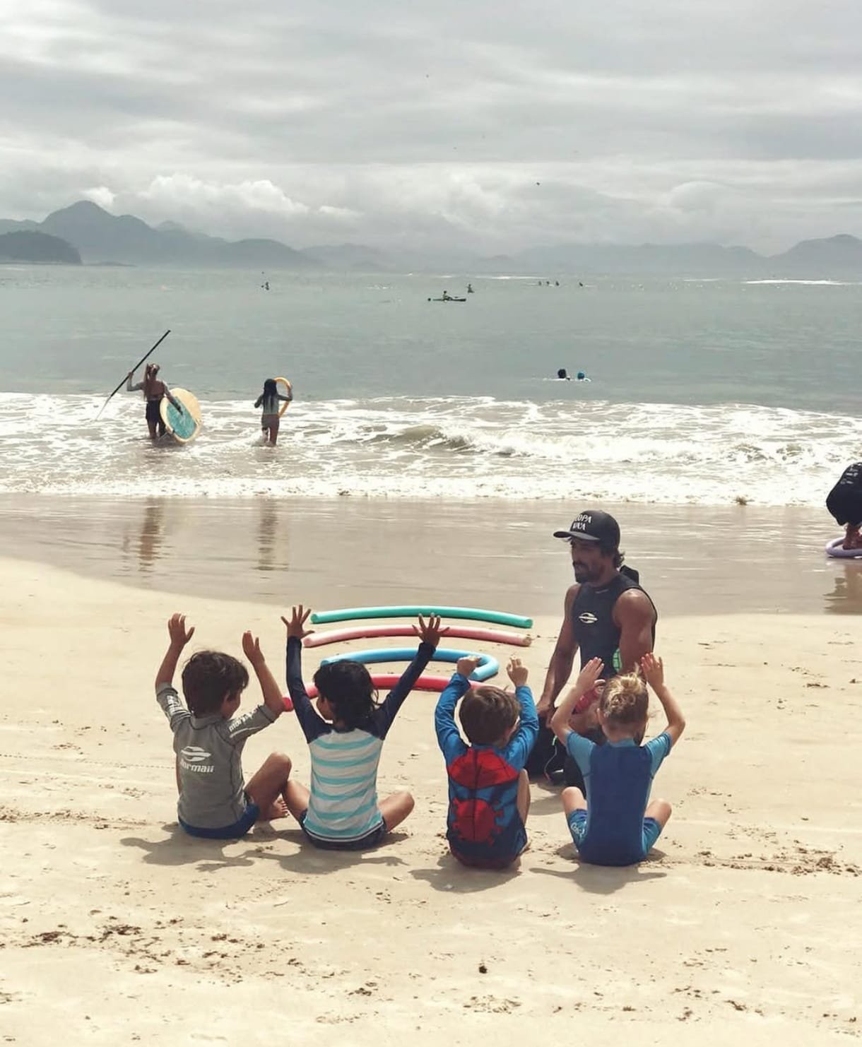 Professor Marcinho ajustando a técnica de nado de uma aluna