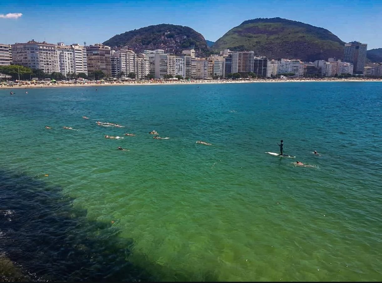 Grupo de alunos do Cardume do Marcinho reunidos na areia do Posto 6